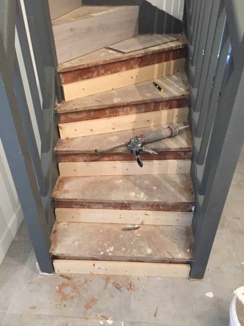 Rénovation escalier en bois avec habillage parquet de couleur gris sur Tournefeuille