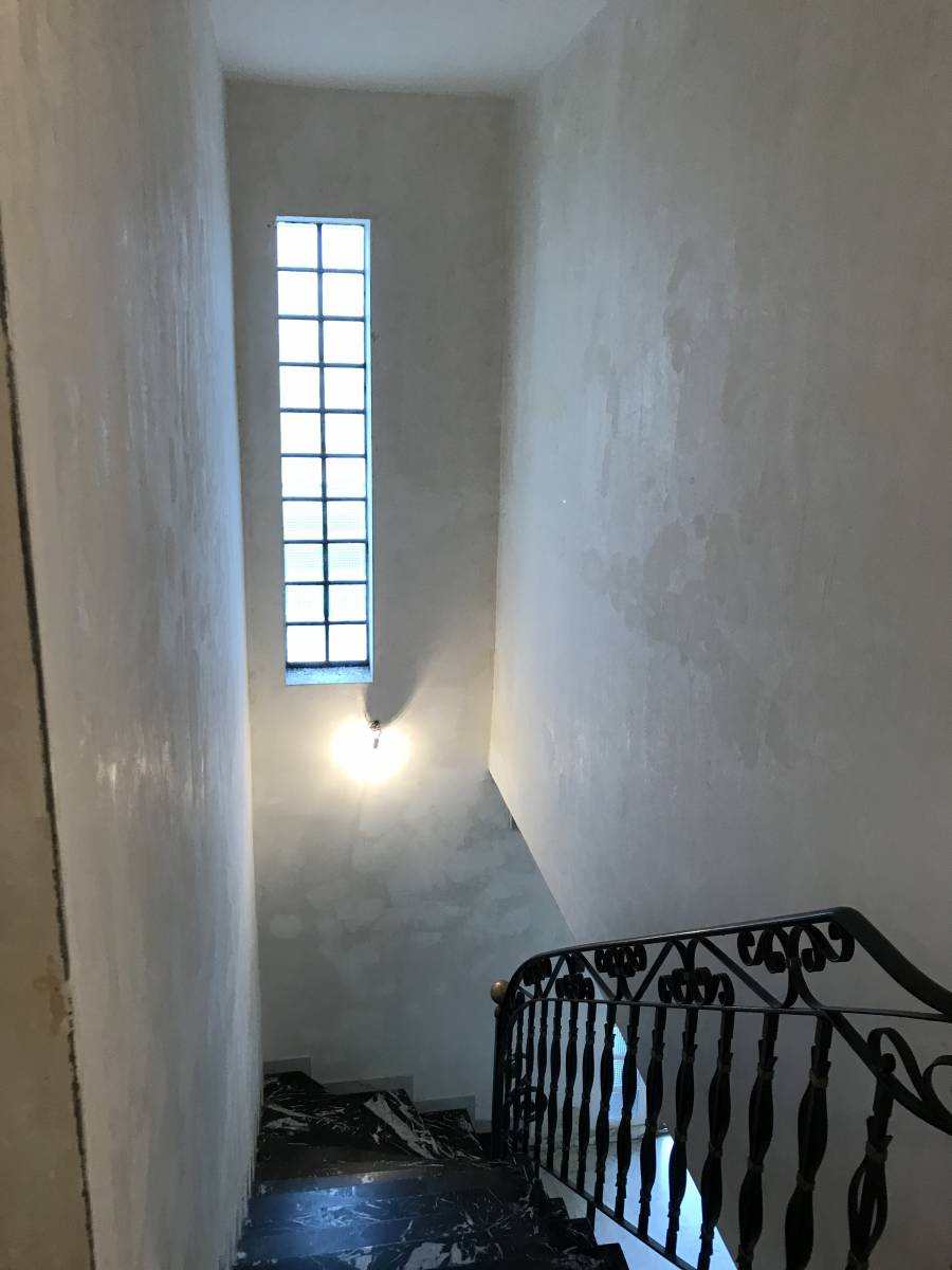 Restauration d'une cage d'escalier avec lissage à l'enduit sur la commune de Sainte-foy-de-peyrolières