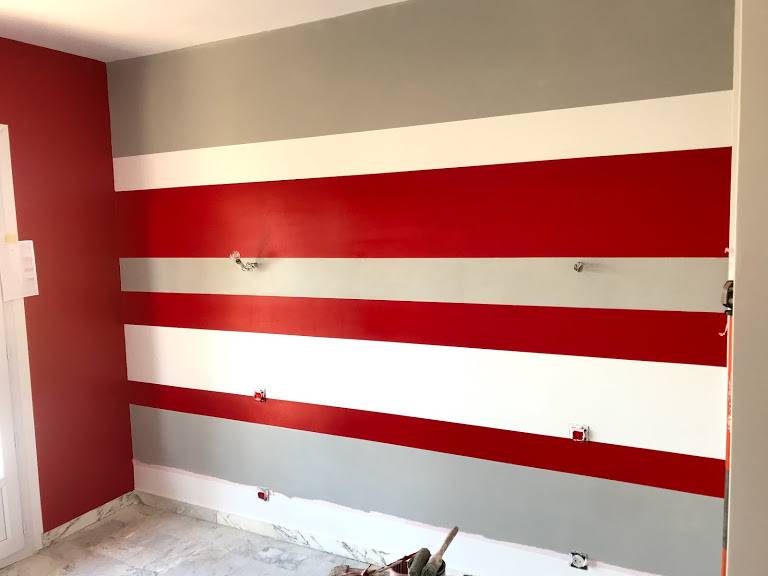 Décoration d'une chambre avec la couleur rouge sur la commune de Saint-Foy-de-Peyrolières