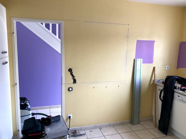 Création d'une ouverture dans la cuisine avec pose de verrière atelier blanc sur la commune de Saint-Lys