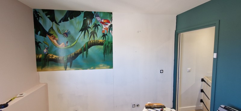 Mise en place du papier peint dans une chambre d'enfant à Fontenilles