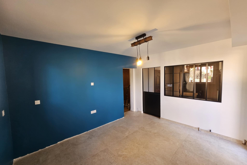 Travaux pour cuisine à Lacroix-Falgarde 31 : cloison placo, verrière style atelier, caisson hotte et peinture rénovation complète