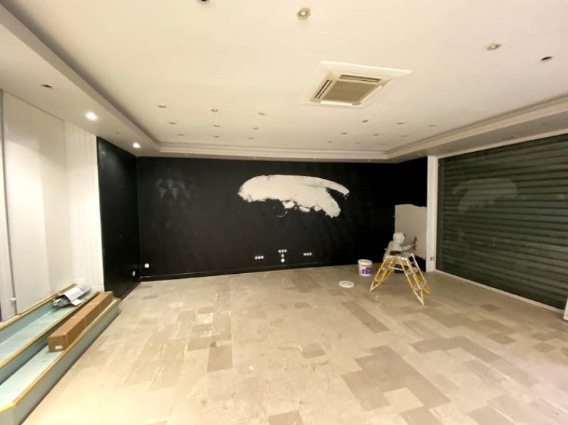 Réhabilitation d'un local commercial pour l'installation d'une agence de voyage sur la commune de Saint-Lys pose sol PVC et parquet