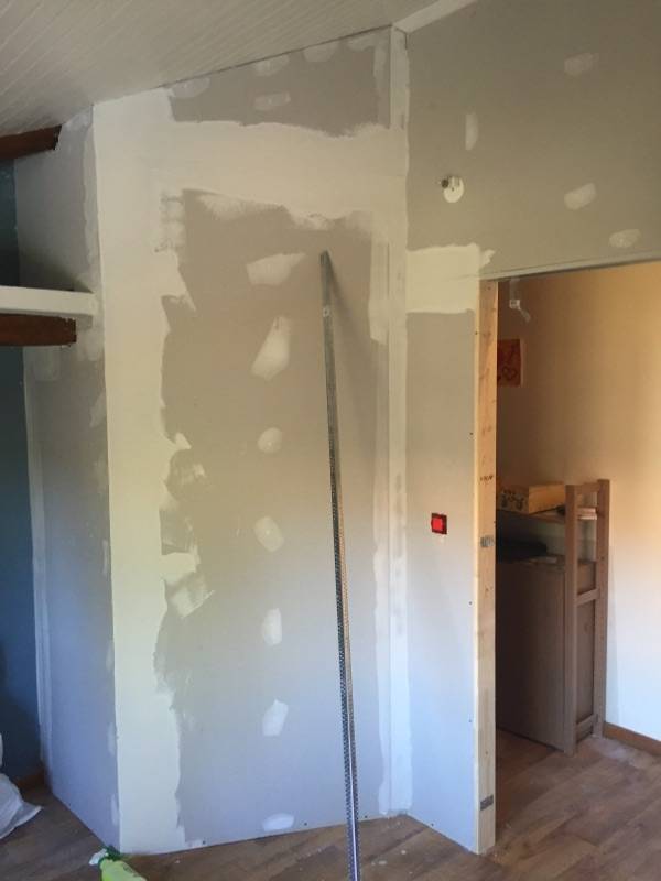 Pose d'une porte à galandage avec rénovation complète de la chambre et couloir peintre saint lys