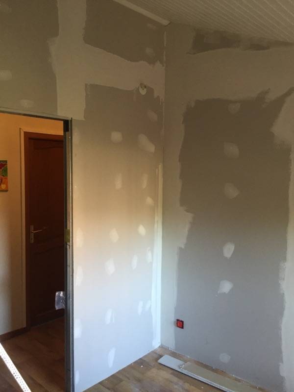 Pose d'une porte à galandage avec rénovation complète de la chambre et couloir artisan