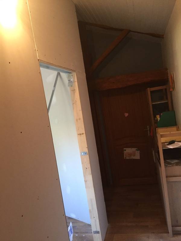 Pose d'une porte à galandage avec rénovation complète de la chambre et couloir peintre en bâtiment saint-lys