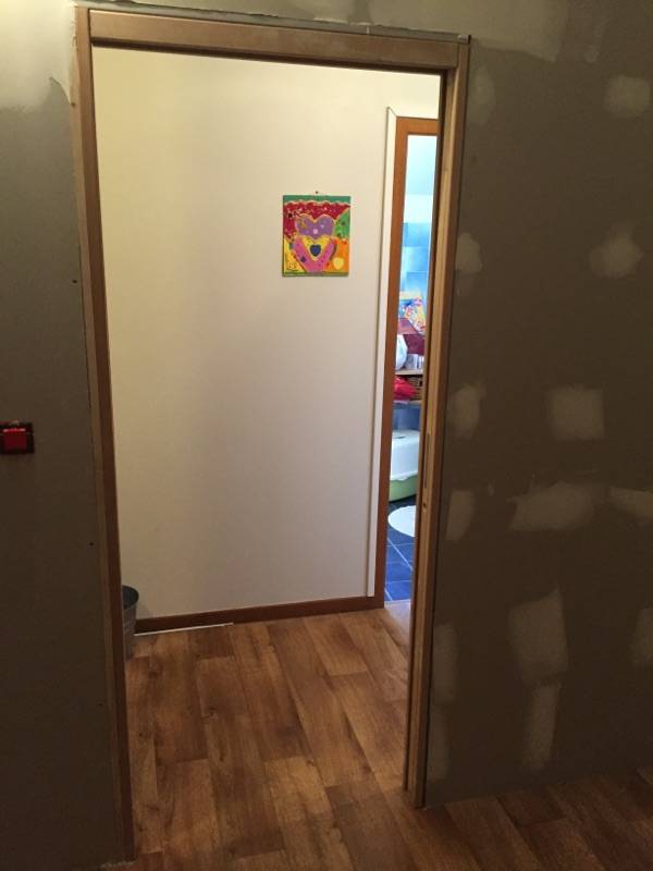 Pose d'une porte à galandage avec rénovation complète de la chambre et couloir peintre en bâtiment