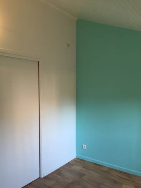 Pose d'une porte à galandage avec rénovation complète de la chambre et couloir peintre