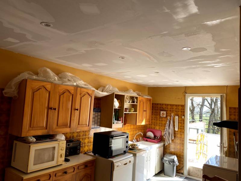 Rénovation d'un plafond de cuisine avec dépose de dalles PVC à Sainte-Foy-de-Peyrolières peintre Fontenilles