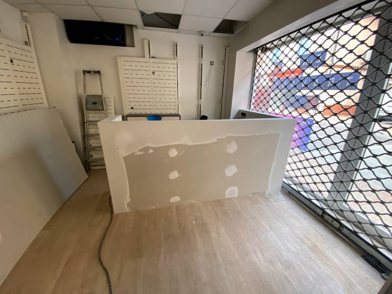 Modernisation complète d'un magasin de téléphonie sur la commune de Saint-Lys comptoir en placo