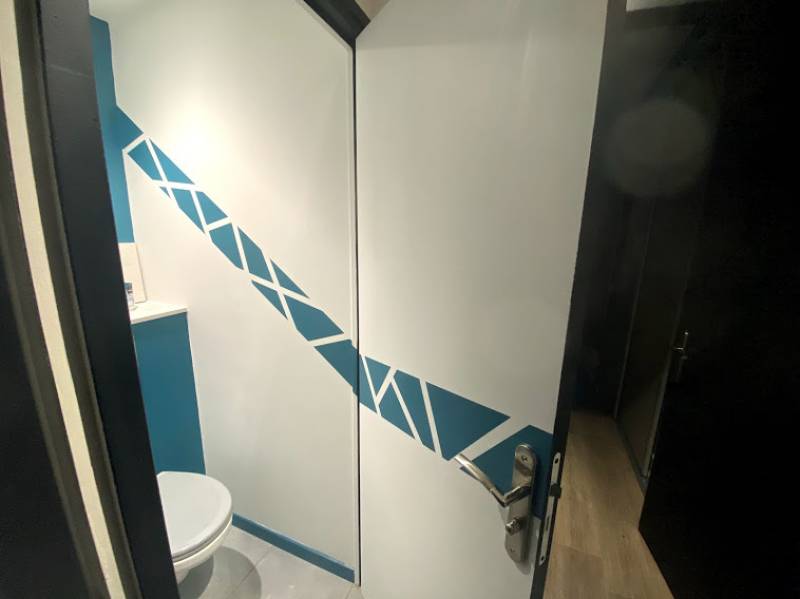 Modernisation d'un toilette avec frise déco fait main sur la commune de Saint-Lys peintre Toulouse