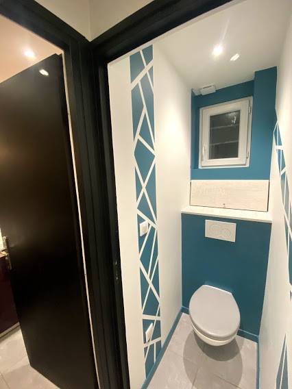 Modernisation d'un toilette avec frise déco fait main sur la commune de Saint-Lys peintre