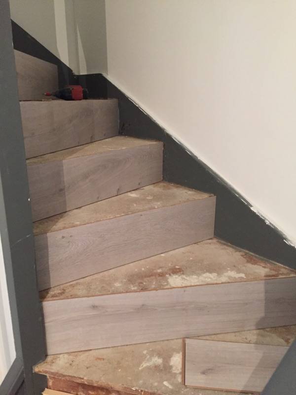 Rénovation escalier en bois avec habillage parquet de couleur gris sur Tournefeuille peintre saint lys
