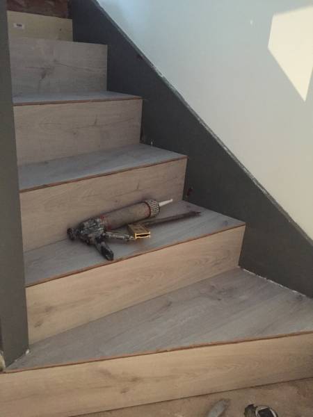 Rénovation escalier en bois avec habillage parquet de couleur gris sur Tournefeuille peintre en bâtiment saint lys