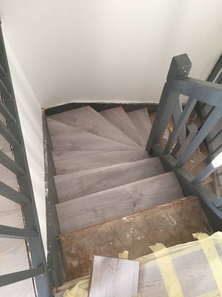 Rénovation escalier en bois avec habillage parquet de couleur gris sur Tournefeuille artisan peintre saint lys