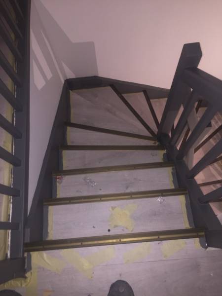 Rénovation escalier en bois avec habillage parquet de couleur gris sur Tournefeuille artisan saint lys