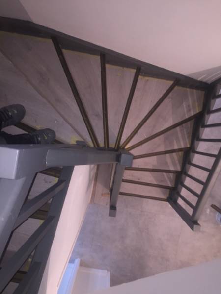 Rénovation escalier en bois avec habillage parquet de couleur gris sur Tournefeuille saint lys