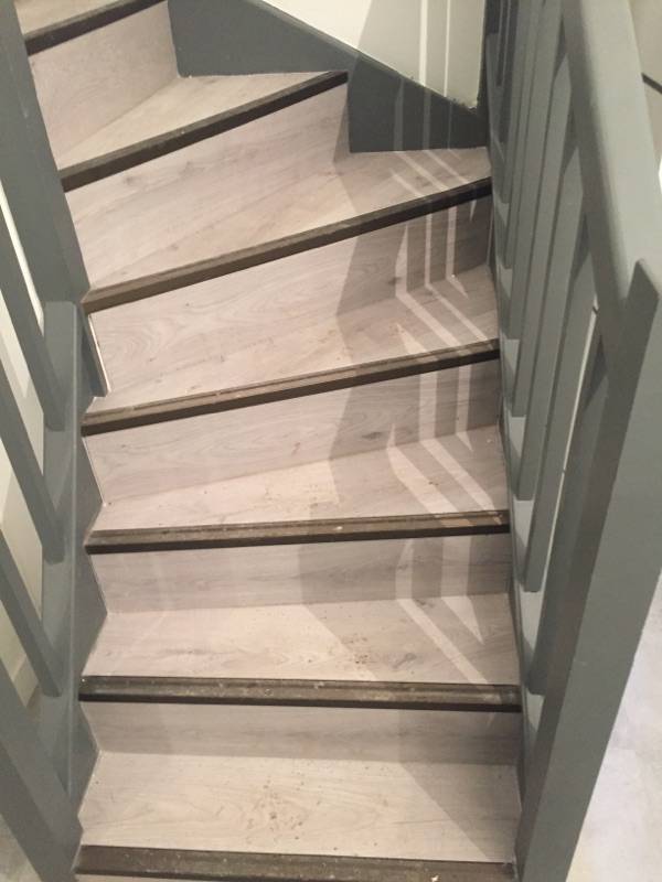 Rénovation escalier en bois avec habillage parquet de couleur gris sur Tournefeuille petit prix