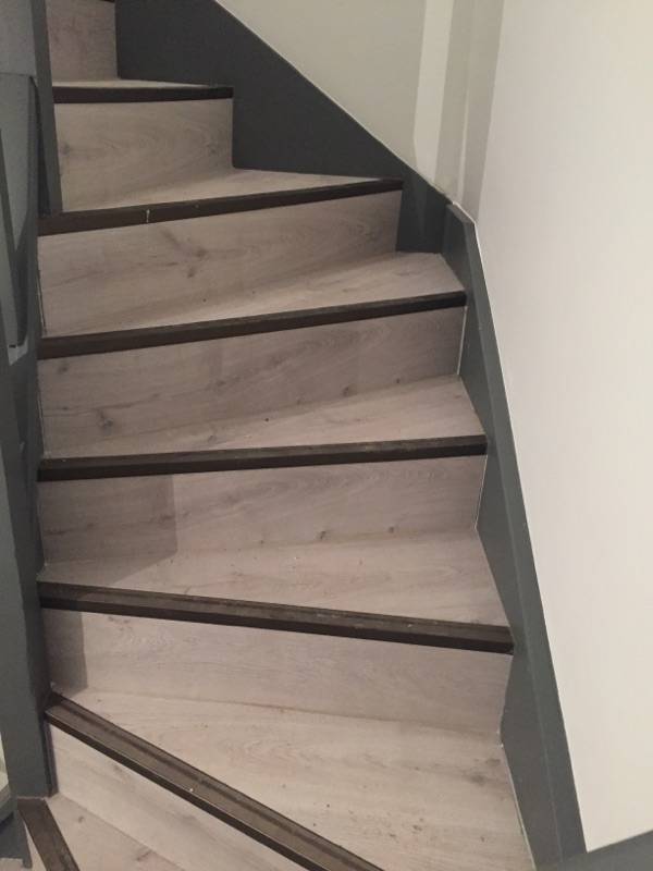 Rénovation escalier en bois avec habillage parquet de couleur gris sur Tournefeuille entreprise de peinture saint lys