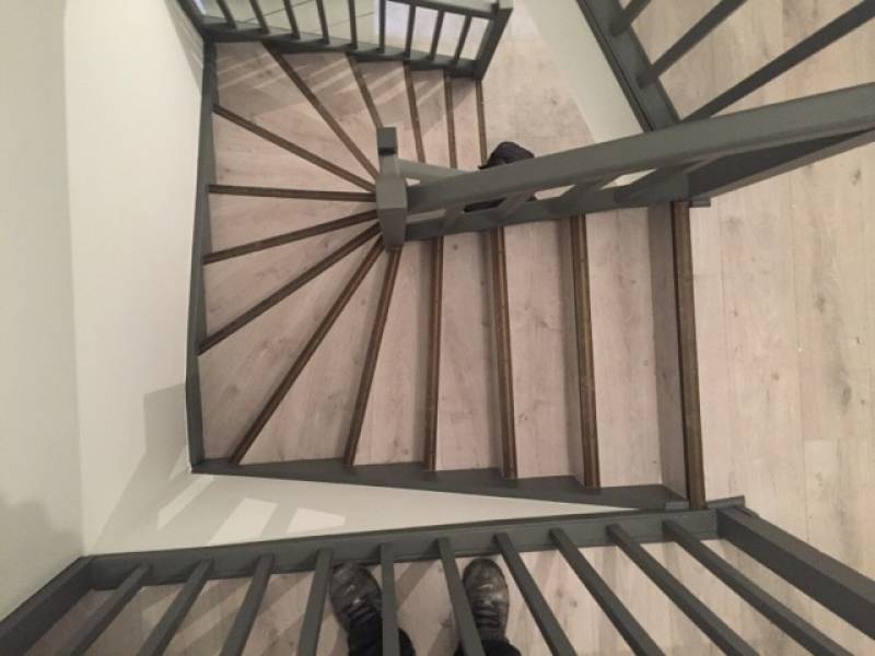 Rénovation escalier en bois avec habillage parquet de couleur gris sur Tournefeuille peintre saint lys pro
