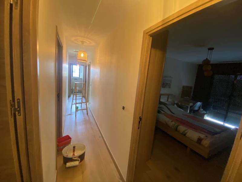 Pose de papier peint grand format sur le mur du couloir dans une maison neuve à Frouzins proche Saint-Lys plaquiste