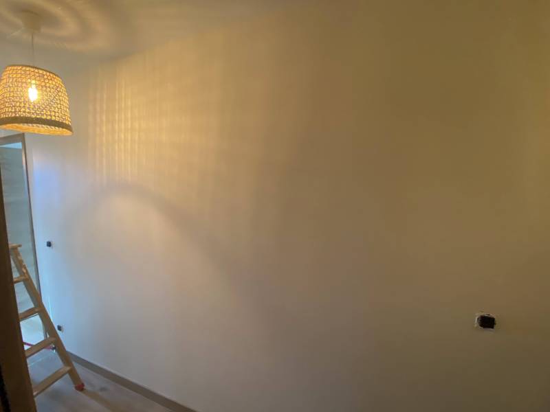 Pose de papier peint grand format sur le mur du couloir dans une maison neuve à Frouzins proche Saint-Lys peintre en bâtiment