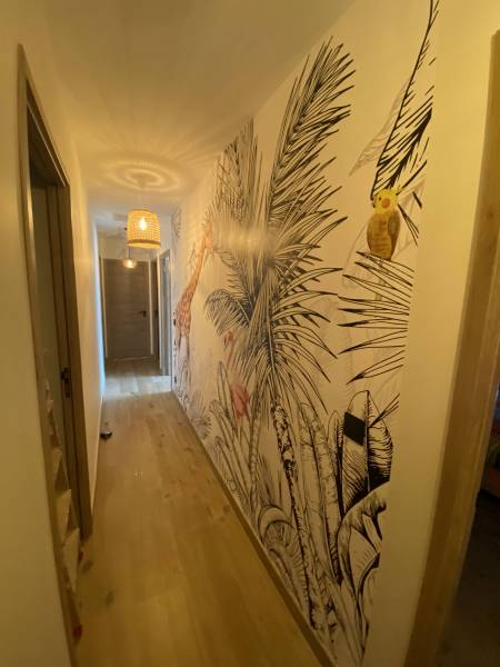 Pose de papier peint grand format sur le mur du couloir dans une maison neuve à Frouzins proche Saint-Lys FRED PEINTURE 31 plaquiste