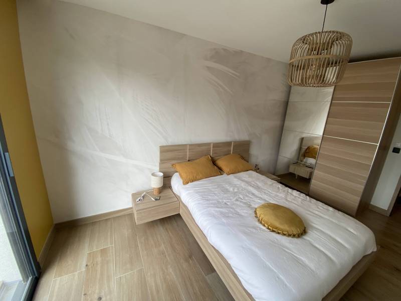 Pose papier peint tête de lit chambre double