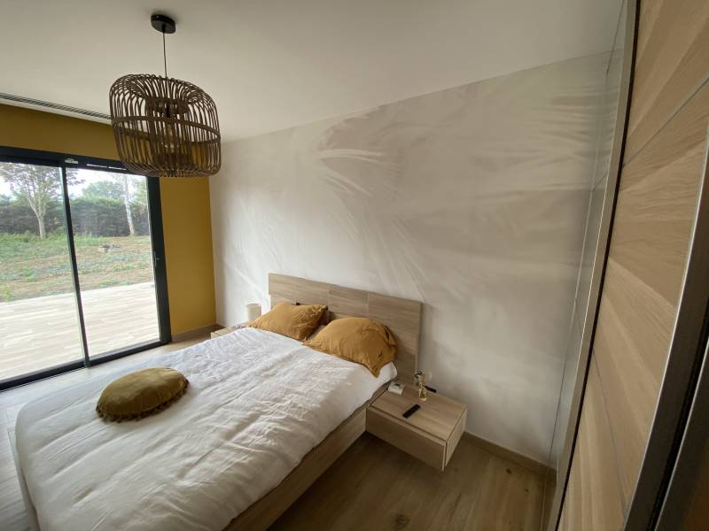 Pose papier peint tête de lit chambre avec rangement placard intégré