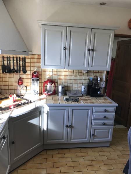 Artisan peintre peint votre cuisine en bois pour plus de modernité à Saint-lys