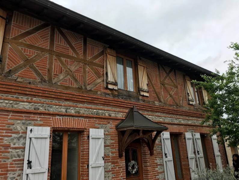 Rénovation des volets d'une maison avec du caractère sur la commune de Cugnaux artisan peintre Saint-lys